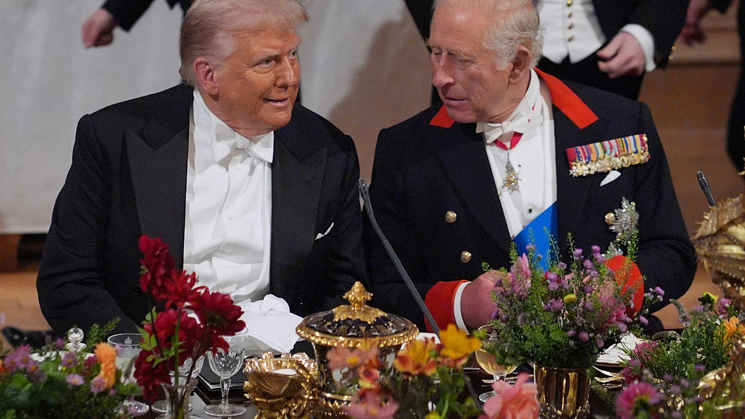  Le roi Charles et le président américain Donald Trump  lors d'un banquet d'État au château de Windsor.