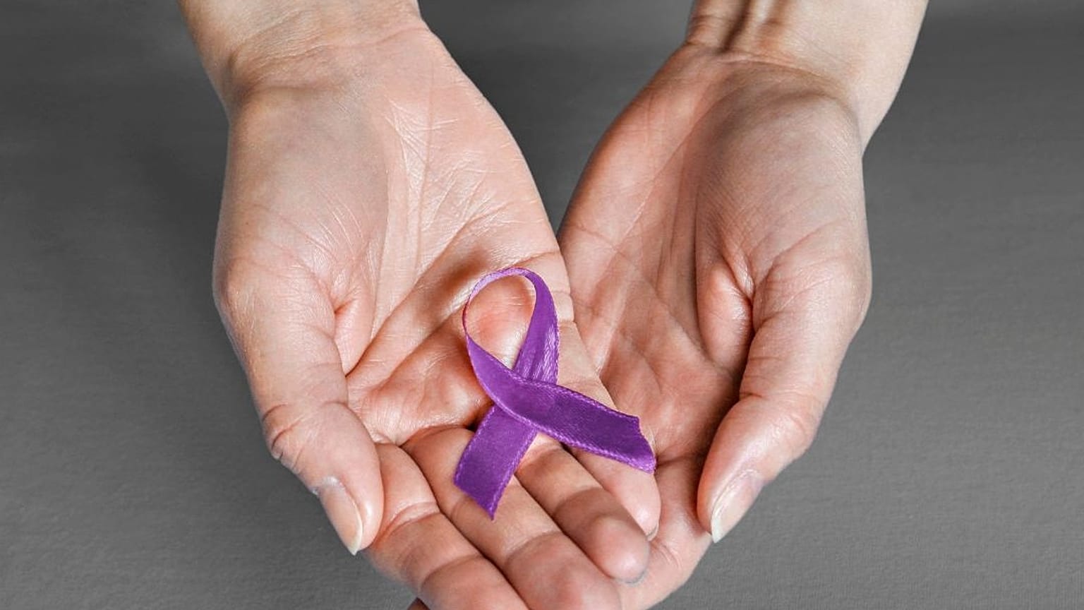 شريط بنفسجي يرمز إلى الأمل في مواجهة السرطان