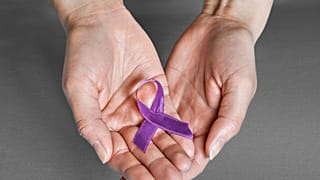 شريط بنفسجي يرمز إلى الأمل في مواجهة السرطان