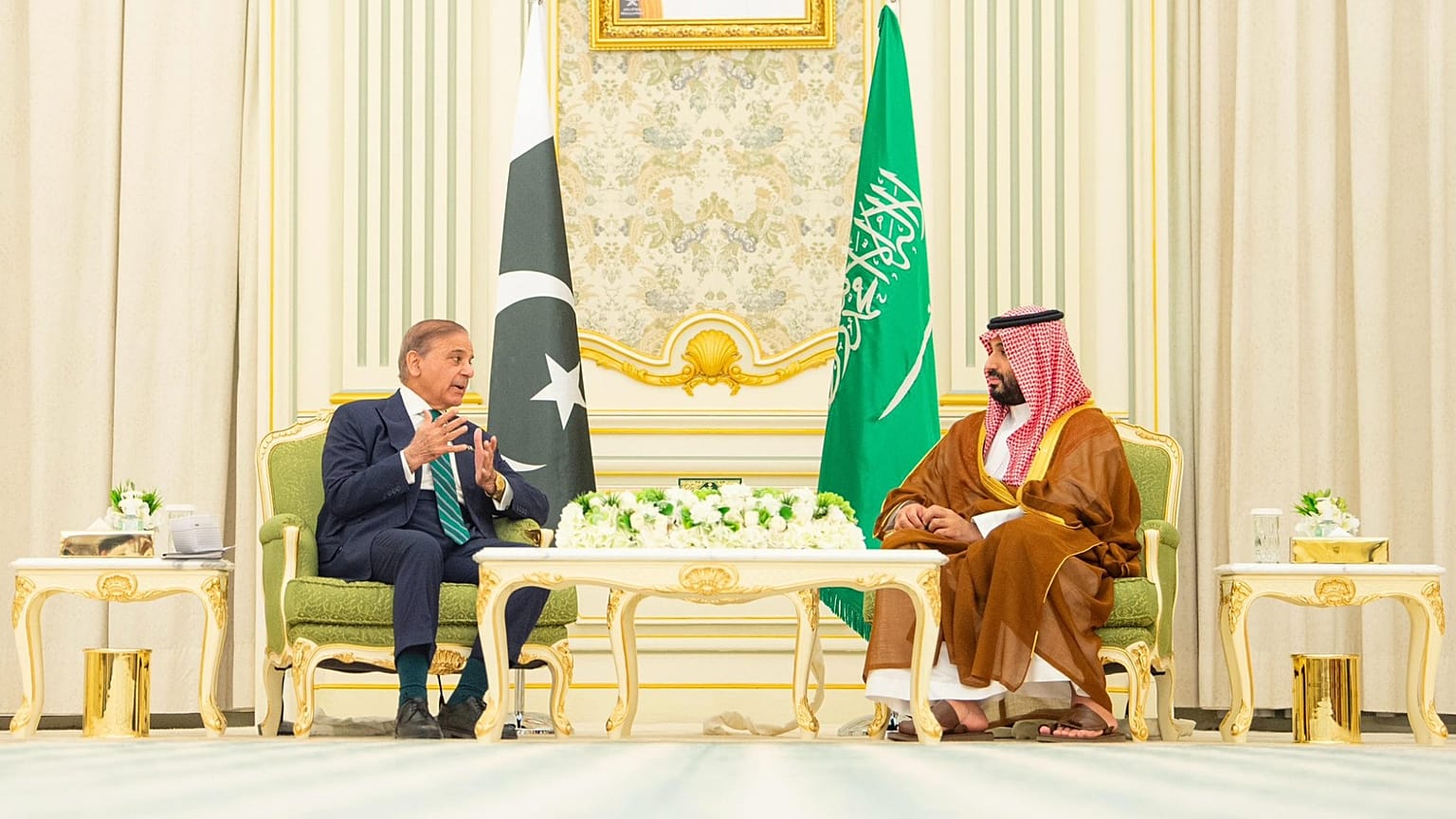ولي العهد السعودي الأمير محمد بن سلمان، ورئيس الوزراء الباكستاني شهباز شريف.