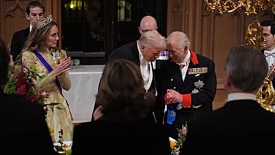 O Presidente dos EUA, Donald Trump, ao centro, o Rei Carlos da Grã-Bretanha e Kate, Princesa de Gales, assistem ao Banquete de Estado no Castelo de Windsor, em Inglaterra, no primeiro dia da visita do Presidente dos EUA, Donald Trump.
