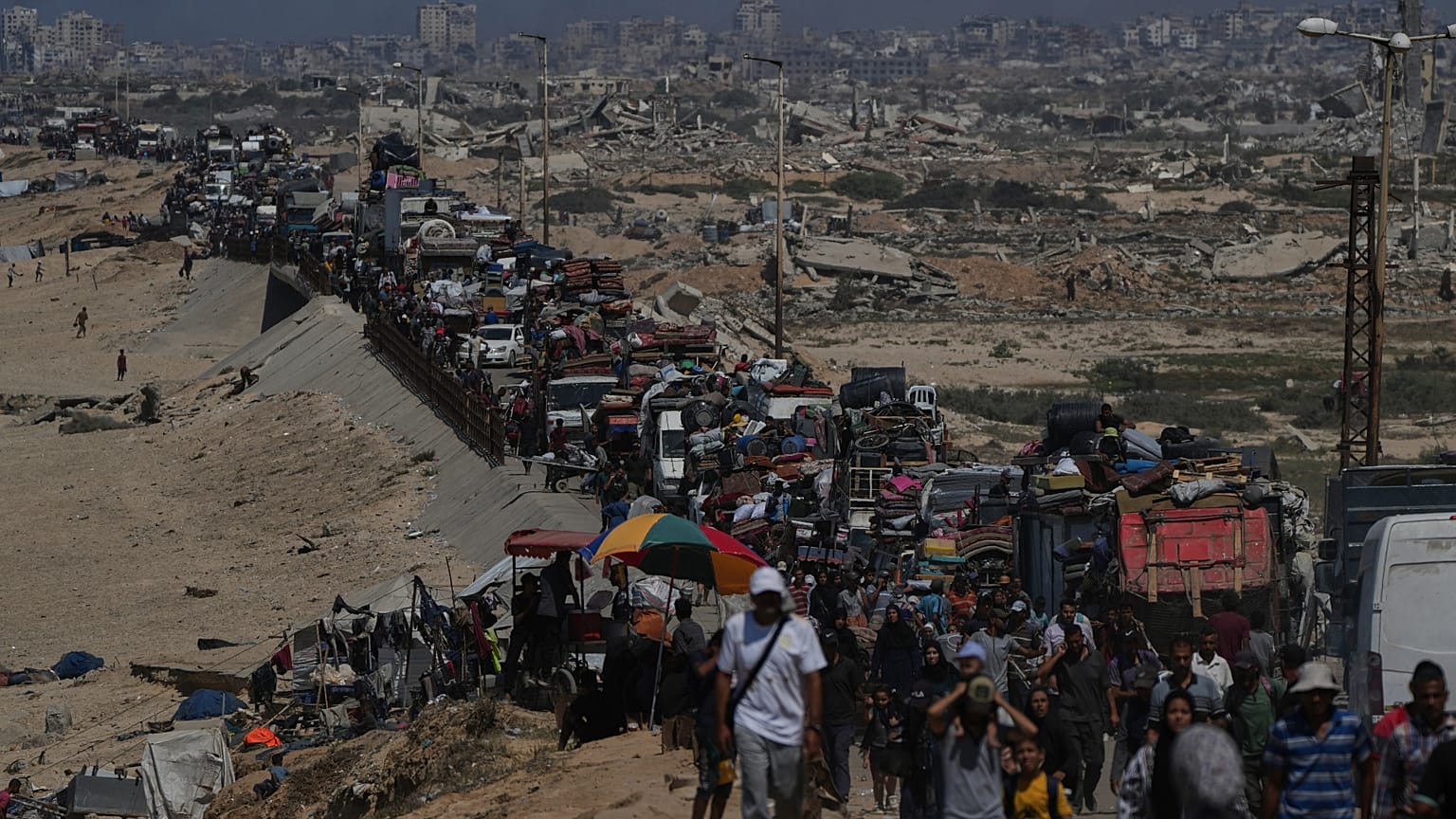 نازحون فلسطينيون يفرون من مدينة غزة سيرًا على الأقدام وبالسيارات، حاملين أمتعتهم على طول الطريق الساحلي باتجاه جنوب غزة، الأربعاء 17 سبتمبر/أيلول 2025.