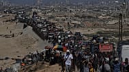 نازحون فلسطينيون يفرون من مدينة غزة سيرًا على الأقدام وبالسيارات، حاملين أمتعتهم على طول الطريق الساحلي باتجاه جنوب غزة، الأربعاء 17 سبتمبر/أيلول 2025.