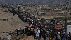 نازحون فلسطينيون يفرون من مدينة غزة سيرًا على الأقدام وبالسيارات، حاملين أمتعتهم على طول الطريق الساحلي باتجاه جنوب غزة، الأربعاء 17 سبتمبر/أيلول 2025.