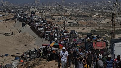 نازحون فلسطينيون يفرون من مدينة غزة سيرًا على الأقدام وبالسيارات، حاملين أمتعتهم على طول الطريق الساحلي باتجاه جنوب غزة، الأربعاء 17 سبتمبر/أيلول 2025.