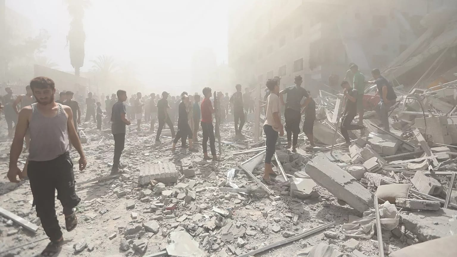 Les Palestiniens inspectent les décombres d'un bâtiment détruit par une frappe militaire israélienne dans la ville de Gaza, le 14 septembre 2025.