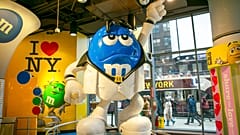 ARCHIVO. Personajes de M&amp;M's spokescandies en la tienda de caramelos M&amp;M's Times Square en Nueva York. 25 de enero de 2023.