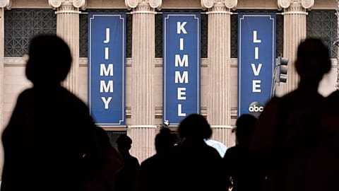 Varias personas caminan ante al estudio donde se grababa el 'show' de Jimmy Kimmel, ahora suspendido indefinidamente, en Hollywood Boulevard, el miércoles 17 de septiembre.