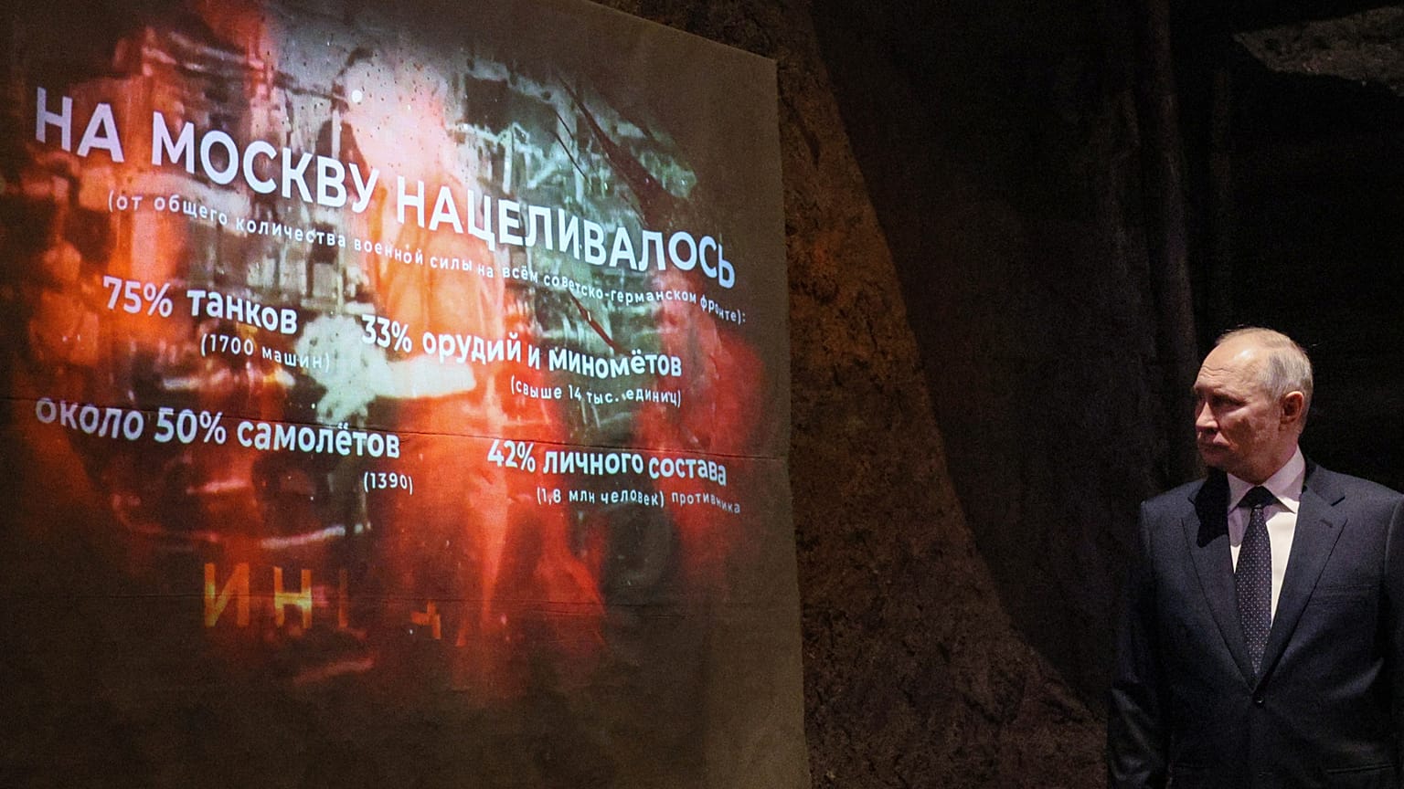 Putyin orosz elnök egy világháborús poszter előtt, 2023 június