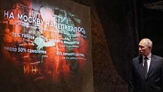 Putyin orosz elnök egy világháborús poszter előtt, 2023 június