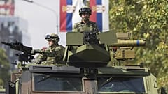 Vehículos blindados del Ejército Serbio avanzan antes de un desfile militar programado para el 20 de septiembre en Belgrado, 12 de septiembre de 2025.