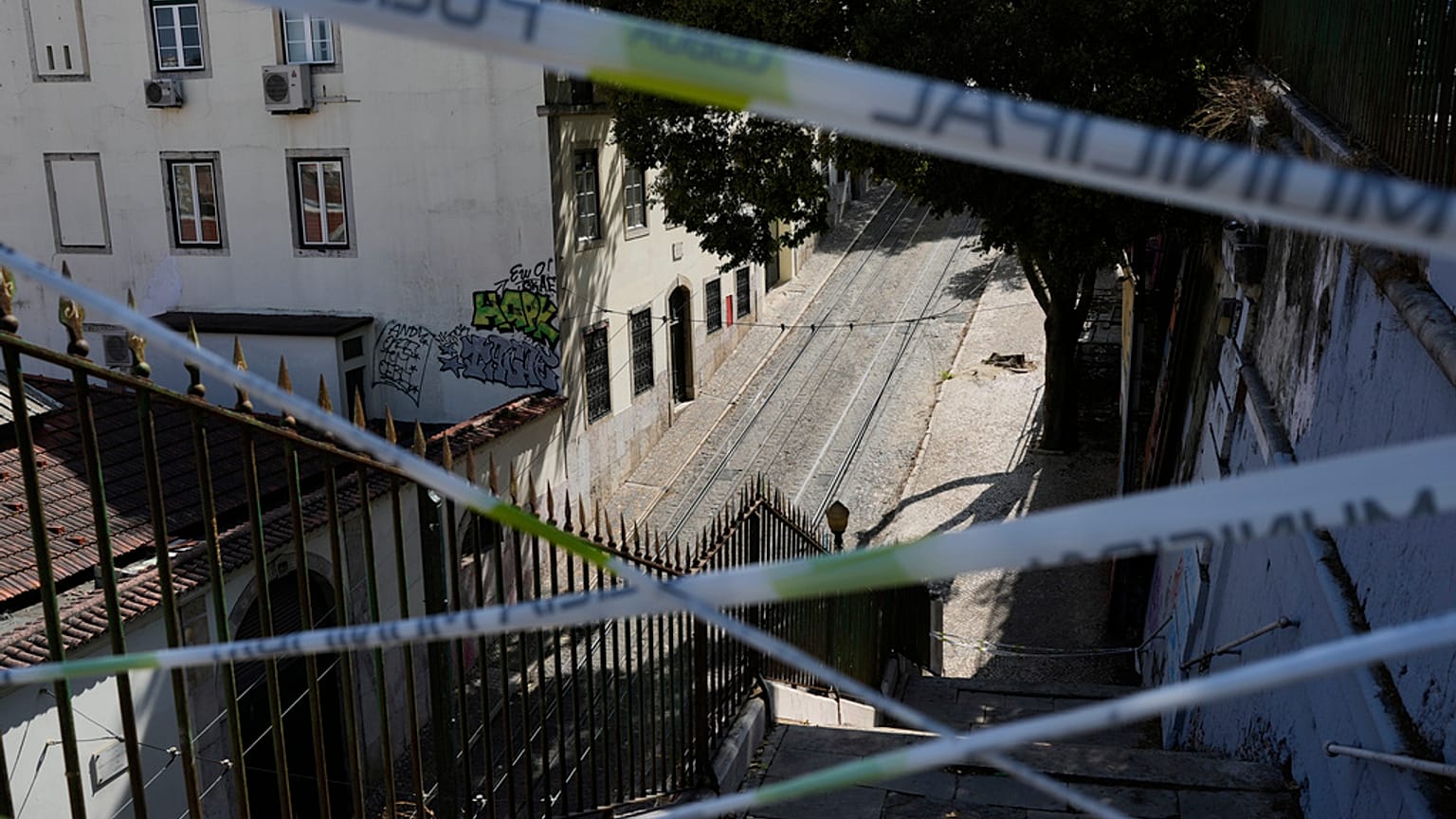 Fitas da polícia vedam acesso à Calçada da Glória, dias após o acidente em que morreram 16 pessoas