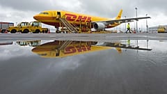 DATEI - Ein DHL-Flugzeug steht am 12. Oktober 2016 an einem Luftfrachtdrehkreuz in Schkeuditz bei Leipzig, Deutschland. 