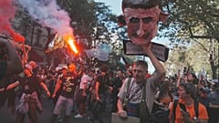 Protestujący odpalają race podczas marszu zorganizowanego przez główne związki zawodowe w celu wyrażenia sprzeciwu wobec cięć budżetowych, Paryż, Francja, czwartek, 18 wrześni