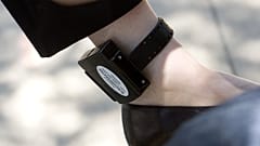 Imagen de archivo, pulsera orden de alejamiento