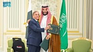  شهباز شریف، نخست وزیر پاکستان (چپ)، پس از امضای پیمان دفاعی مشترک در ریاض، عربستان سعودی، در روز چهارشنبه، ۱۷ سپتامبر ۲۰۲۵