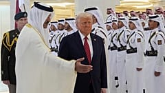 شیخ تمیم بن حمد آل ثانی، امیر قطر، در مراسم استقبال رسمی از دونالد ترامپ، رئیس جمهوری آمریکا در دوحه، قطر، چهارشنبه، ۱۴ مه ۲۰۲۵.