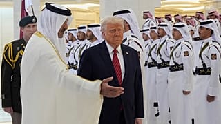 شیخ تمیم بن حمد آل ثانی، امیر قطر، در مراسم استقبال رسمی از دونالد ترامپ، رئیس جمهوری آمریکا در دوحه، قطر، چهارشنبه، ۱۴ مه ۲۰۲۵.