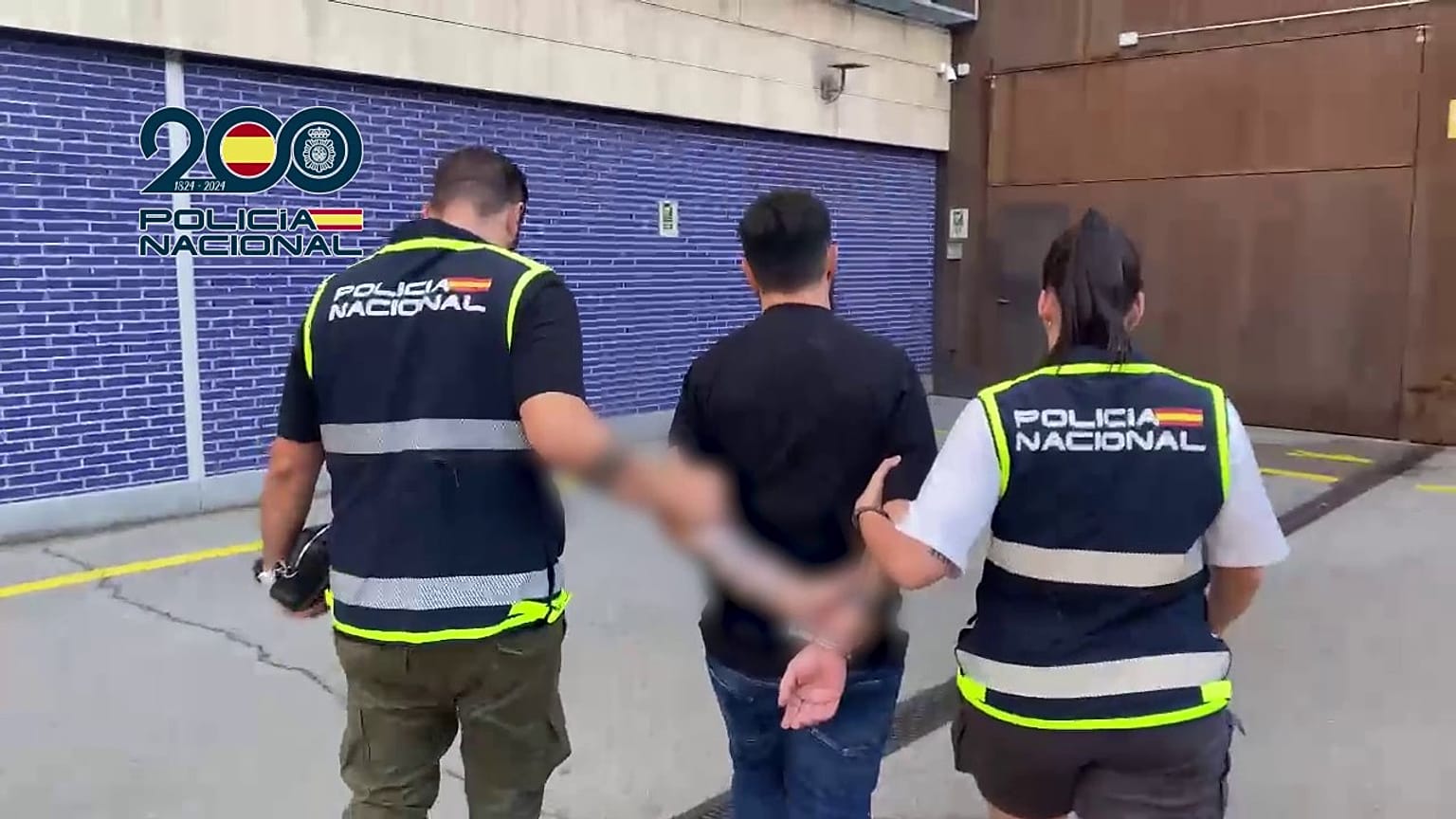 Dos agentes de la Policía Nacional custodian al líder del clan Orlando-Polverino-Nuvoletta detenido en Gerona, el 18 de septiembre de 2025.