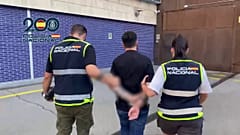 Dos agentes de la Policía Nacional custodian al líder del clan Orlando-Polverino-Nuvoletta detenido en Gerona, el 18 de septiembre de 2025.