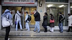 DATEI. Menschen stehen 2011 vor einer Arbeitslosenkasse in Madrid Schlange.