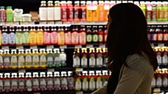 Eine Frau kauft in einem Supermarkt ein.