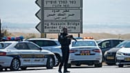 الشرطة الإسرائيلية تقف حراسة بالقرب من موقع هجوم إطلاق نار عند معبر جسر اللنبي بين الضفة الغربية والأردن، الأحد 8 سبتمبر/ أيلول 2024.