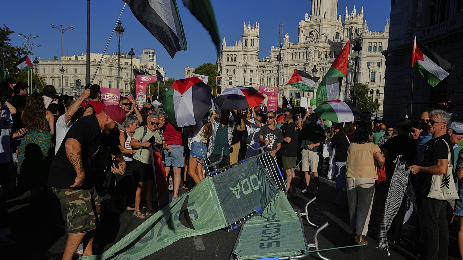 متظاهرون يقطعون الطريق في محاولة لتعطيل المرحلة الحادية والعشرين من سباق الدراجات الإسباني "لا فويتا"، من ألاباردو إلى مدريد، إسبانيا،