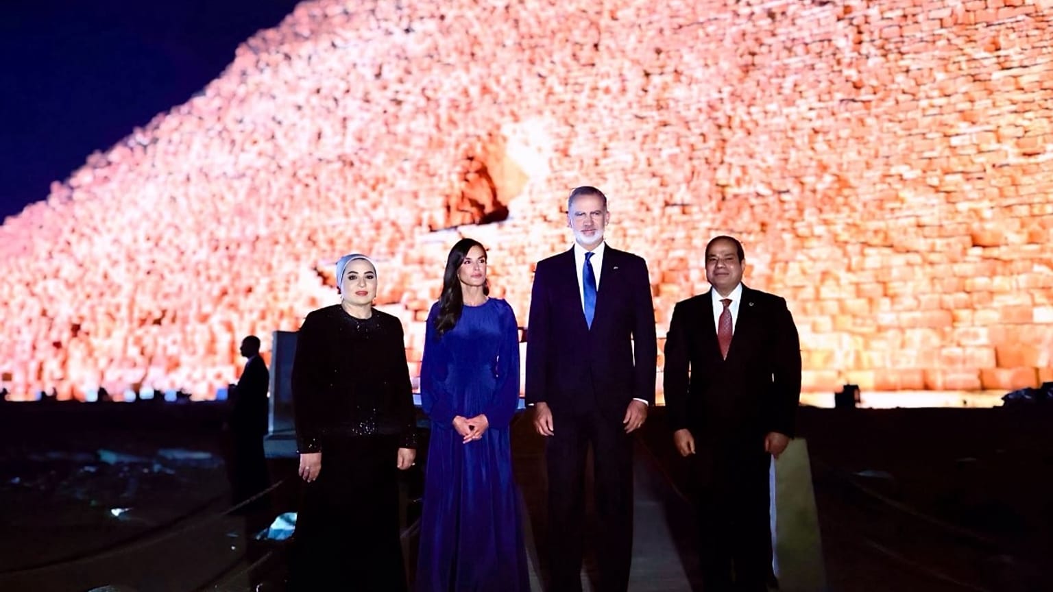 Los Reyes, el presidente de la República Árabe de Egipto, Abdelfatah El-Sisi, y la primera dama, Entissar Amer El-Sisi, junto al complejo piramidal de Giza.