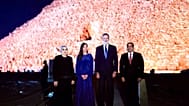 Los Reyes, el presidente de la República Árabe de Egipto, Abdelfatah El-Sisi, y la primera dama, Entissar Amer El-Sisi, junto al complejo piramidal de Giza.