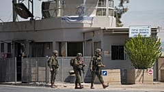 Soldados israelíes vigilan cerca del cruce de Allenby donde dos personas y un atacante murieron el jueves, un ataque similar ocurrió en septiembre de 2024.