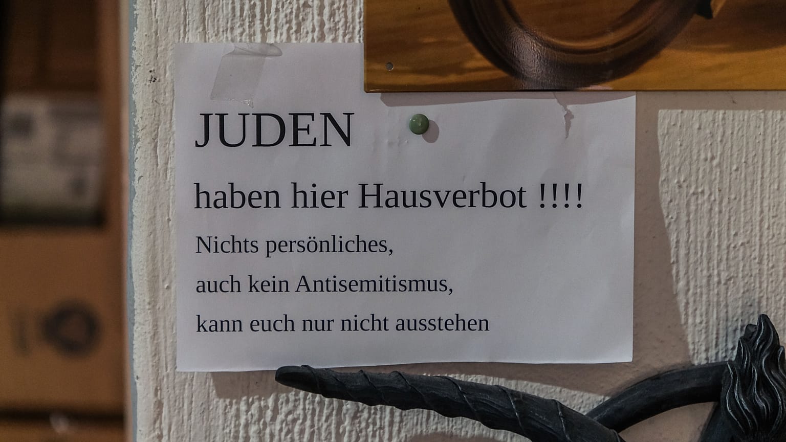 Ein Schild in Flensburg löst Empörung aus