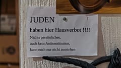 Ein Schild in Flensburg löst Empörung aus