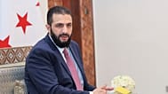 احمد الشرع، رئیس جمهور موقت سوریه، نسخه نهایی سیستم انتخاباتی موقت مجلس خلق را در دمشق، سوریه، یکشنبه، ۲۷ ژوئیه ۲۰۲۵ دریافت کرد.