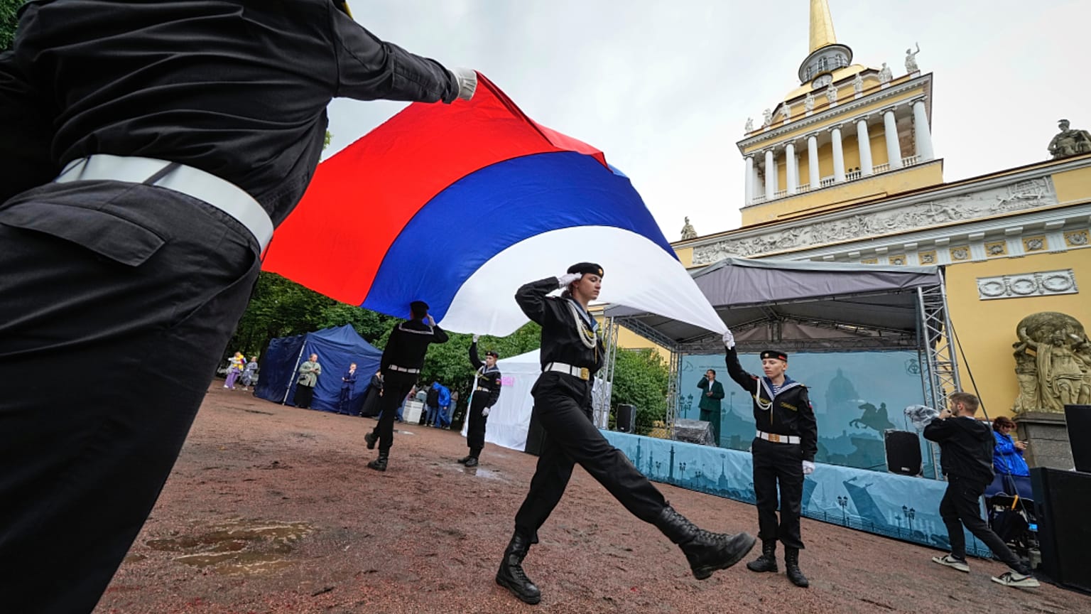 Members of a young naval sailors club perform with Russian national flag during Russia's National Flag Day celebration in St. Petersburg, Russia, 22 August 2025.