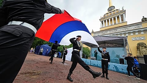 Miembros de un joven club de marineros navales actúan con la bandera nacional rusa durante la celebración del Día Nacional de la Bandera de Rusia en San Petersburgo, Rusia, 22 de agosto de 2025.