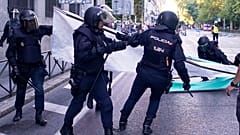 Die Polizei entfernt die Barrikaden, mit denen Demonstranten die 21. Etappe des spanischen Radrennens La Vuelta gestört haben, 14. September 2025.