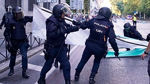 La policía retira las barricadas utilizadas por los manifestantes para interrumpir la 21ª etapa de la carrera ciclista española La Vuelta, 14 de septiembre de 2025.