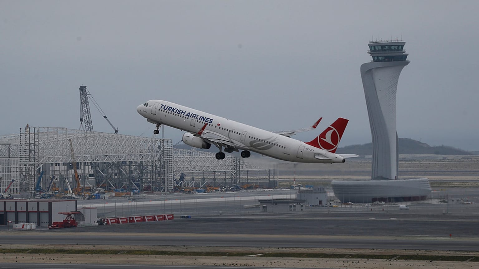 Türk Hava Yolları'na ait bir yolcu uçağı İstanbul Havalimanı'ndan ayrılırken, 6 Nisan 2019