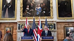 El presidente de EEUU, Donald Trump, gesticula junto al primer ministro británico, Keir Starmer, durante una rueda de prensa conjunta en Chequers, el 18 de septiembre de 2025.