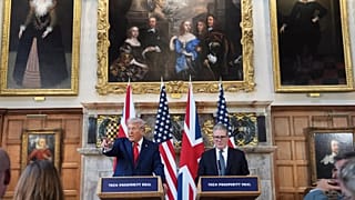 US President Donald Trump gestures next to Britain's Prime Minister Keir Starmer during a joint press conference at Chequers, 18 September, 2025