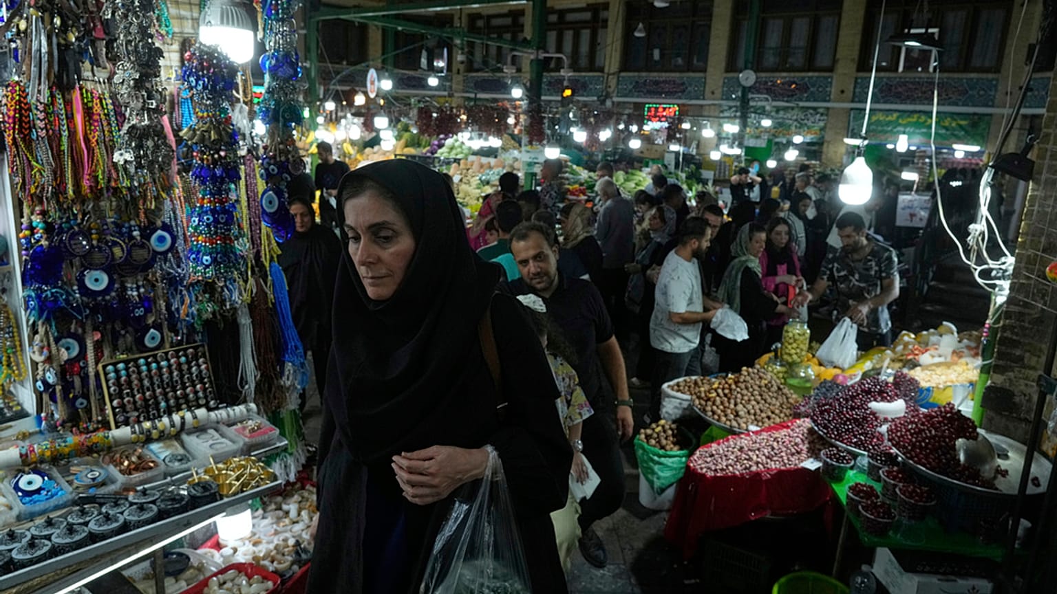 يتسوق الناس في بازار تجريش التقليدي في شمال طهران, إيران, الخميس, أغسطس. 28, 2025. 