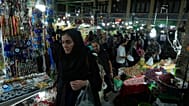 يتسوق الناس في بازار تجريش التقليدي في شمال طهران, إيران, الخميس, أغسطس. 28, 2025. 
