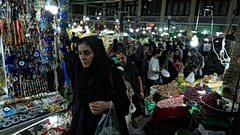 يتسوق الناس في بازار تجريش التقليدي في شمال طهران, إيران, الخميس, أغسطس. 28, 2025. 