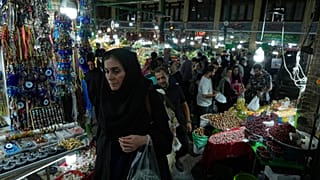 يتسوق الناس في بازار تجريش التقليدي في شمال طهران, إيران, الخميس, أغسطس. 28, 2025. 