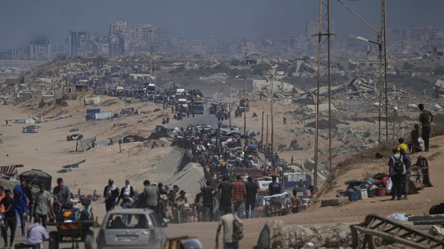 النازحون الفلسطينيون يفرون من مدينة غزة سيرا على الأقدام والمركبات, يحملون أمتعتهم على طول الطريق الساحلي باتجاه جنوب غزة,الخميس, سبتمبر. 18, 2025