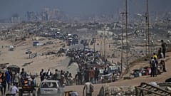 النازحون الفلسطينيون يفرون من مدينة غزة سيرا على الأقدام والمركبات, يحملون أمتعتهم على طول الطريق الساحلي باتجاه جنوب غزة,الخميس, سبتمبر. 18, 2025