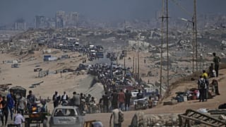 النازحون الفلسطينيون يفرون من مدينة غزة سيرا على الأقدام والمركبات, يحملون أمتعتهم على طول الطريق الساحلي باتجاه جنوب غزة,الخميس, سبتمبر. 18, 2025