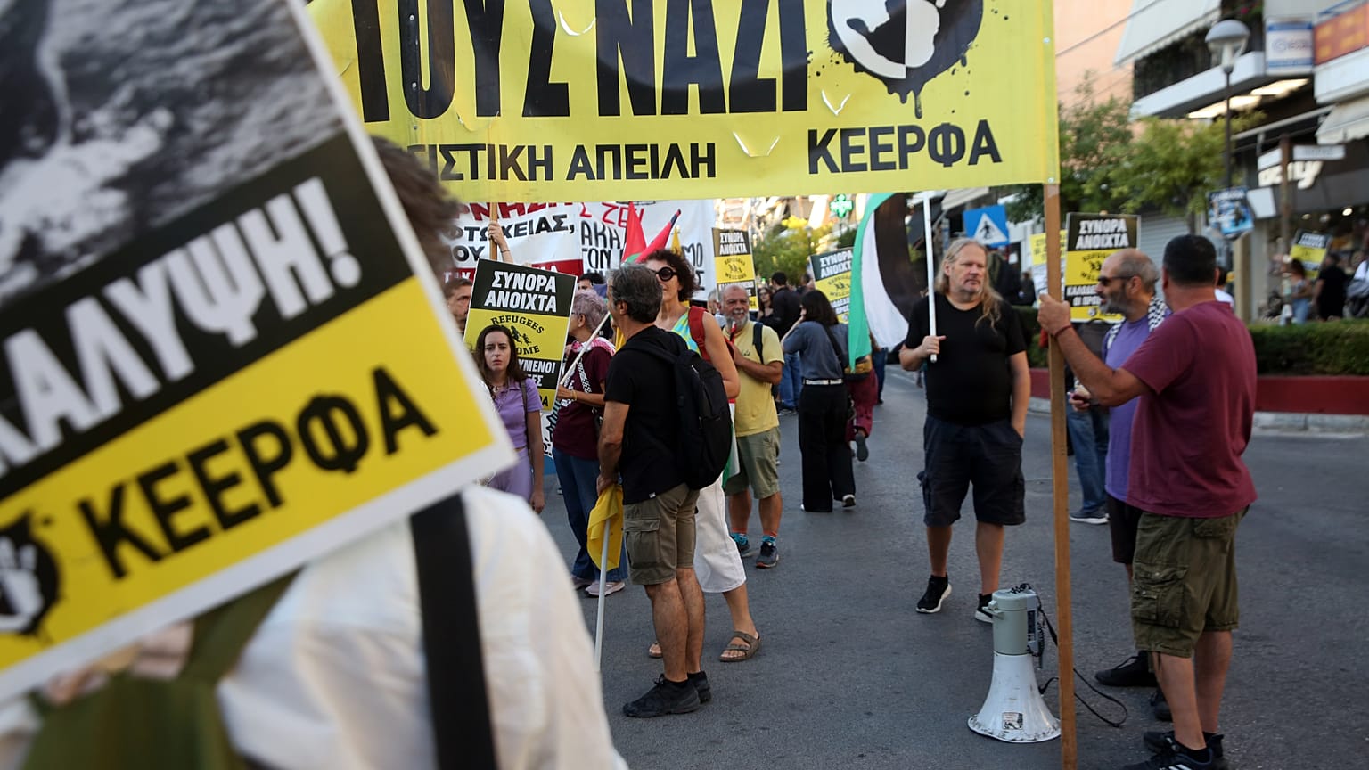 Διαδηλωτές συμμετέχουν στην αντιφασιστική πορεία για τα 12 χρόνια από τη δολοφονία του Παύλου Φύσσα, στο Κερατσίνι
