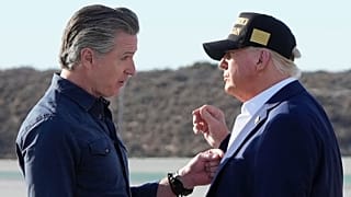 Gavin Newsom kaliforniai kormányzó és Donald Trump elnök a Los Angeles-i reptéren, 2025. január 24-én